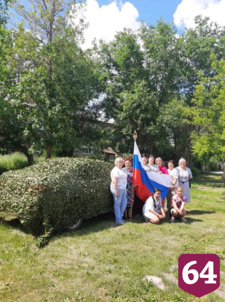 Саратовские женщины развернули маскировочные сети в День России