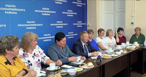 Николай Панков наградил соцработников Саратовской области